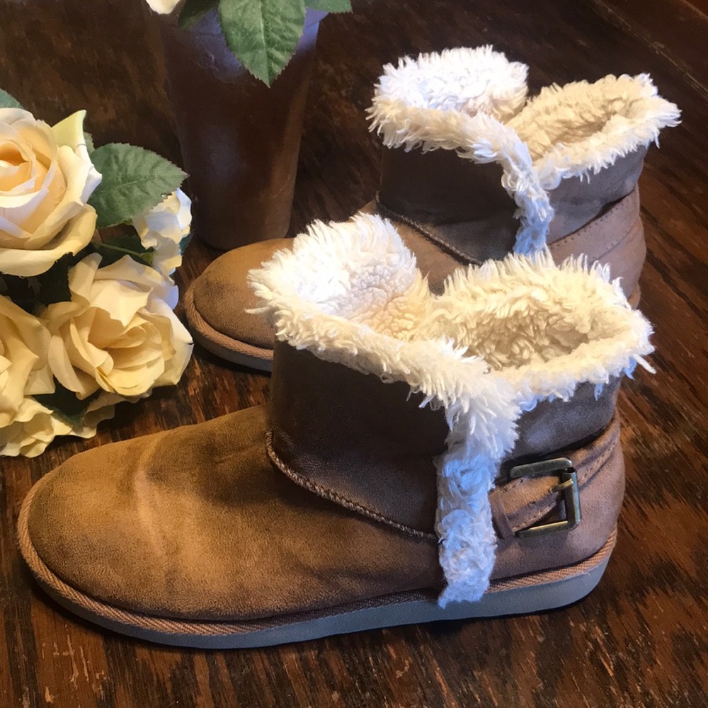 SALE! Womens SIZE 6 Ankle Booties 9 1/2” SO brand